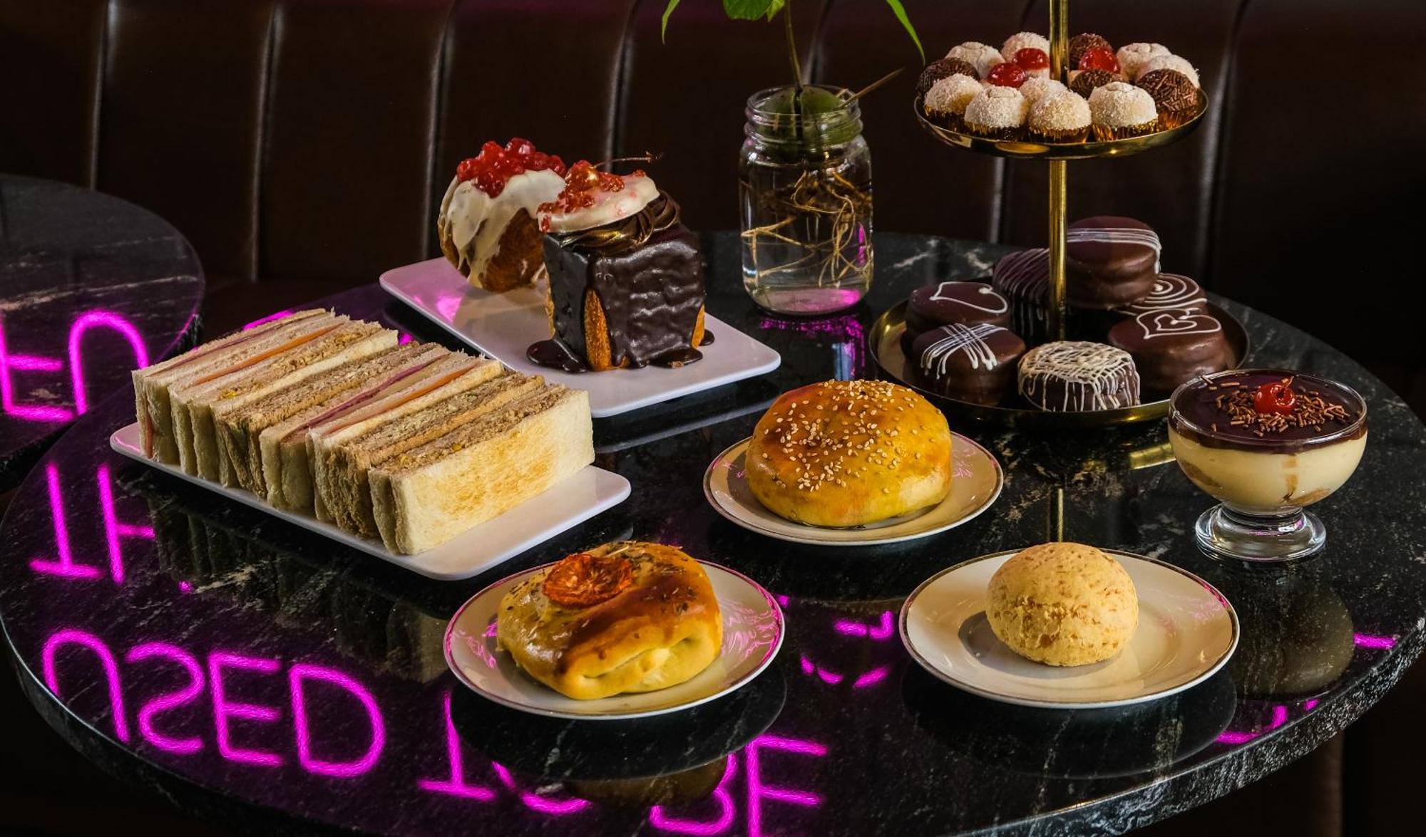 Cosmopolitano Hotel Boutique Santa Cruz de La Sierra Exterior foto Afternoon tea at the London Hilton on Park Street