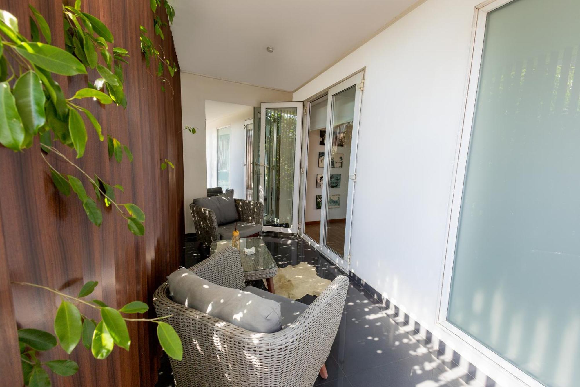 Cosmopolitano Hotel Boutique Santa Cruz de La Sierra Exterior foto A balcony in a residential building
